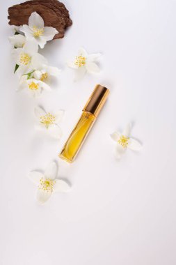 Yasemin gerekli ve Yasemin çiçekleri beyaz arka planda. Uzayı kopyala Düz yatıyordu. Yüksek kalite fotoğraf