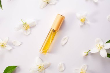 Yasemin gerekli ve Yasemin çiçekleri beyaz arka planda. Uzayı kopyala Düz yatıyordu. Yüksek kalite fotoğraf