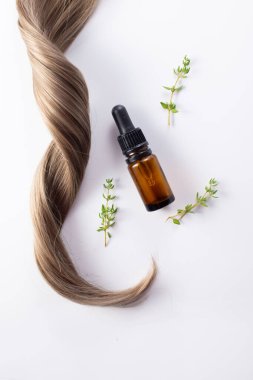 Taze kekik, beyaz arka planda izole edilmiş gerekli yağ ve saç. Saç tedavisi konsepti. Düz yatıyordu.