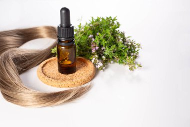 Taze kekik, beyaz arka planda izole edilmiş gerekli yağ ve saç. Saç tedavisi konsepti. Kapatın. Boşluğu kopyala.