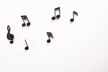 Beyaz arka planda notalar. Uluslararası müzik günü. Düz yatıyordu. Uzayı kopyala Yüksek kalite fotoğraf