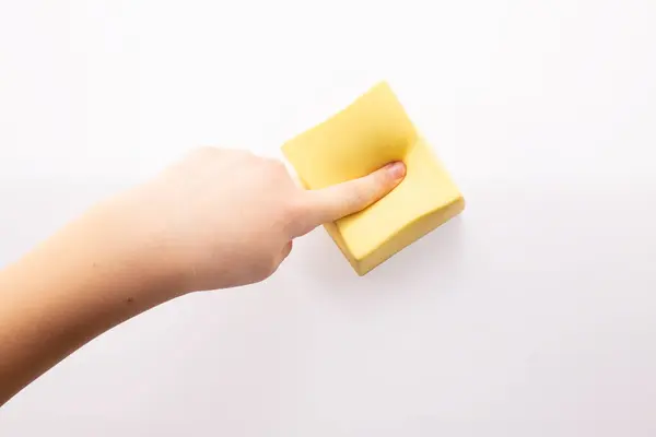 Beyaz arka planda el sıkışması sarı stres topu. Pozitif düşünce konsepti. Yüksek kalite fotoğraf