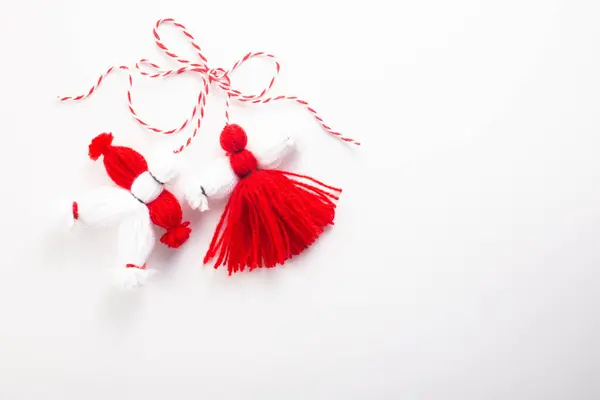  Beyaz arka planda geleneksel Martenitsa. Baba Marta, tebrik kartı. Düz yatıyordu. Yüksek kalite fotoğraf