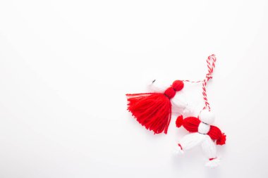  Beyaz arka planda geleneksel Martenitsa. Baba Marta, tebrik kartı. Düz yatıyordu. Yüksek kalite fotoğraf