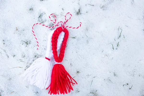  Kar arka planında geleneksel Martenitsa. Baba Marta, tebrik kartı. Düz yatıyordu. Yüksek kalite fotoğraf