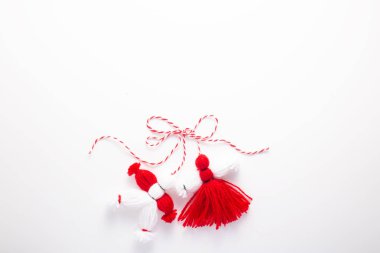  Beyaz arka planda geleneksel Martenitsa. Baba Marta, tebrik kartı. Düz yatıyordu. Yüksek kalite fotoğraf