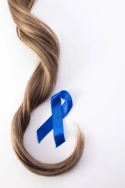  Beyaz arka planda saçları, kurdelesi, dayanışma işareti olan mavi kurdeleli farkındalık. Alopecia. Yüksek kalite fotoğraf