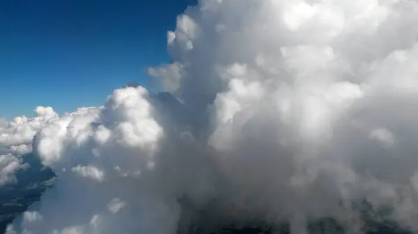 Beyaz bulutlu mavi gökyüzü. Duvar kağıdı. Yüksek kalite fotoğraf