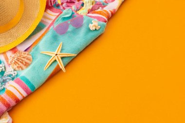 Sarı arka planda deniz yıldızı ve gökkuşağı var. Düz konum, kopyalama alanı. Tatil kavramı.