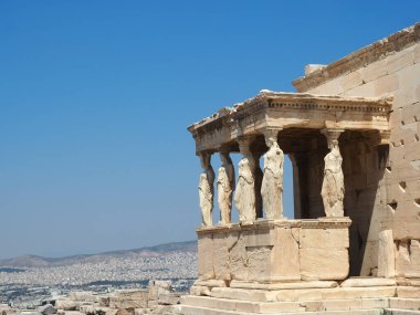 Akropolis Süvarilerinin yan görüntüsü