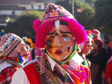 Peru 'da İnti Raymi' yi kutlayan maskeli adam.