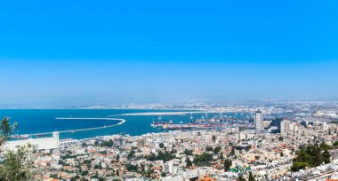 23 Temmuz 2019. Hayfa, İsrail. İsrail 'in Akdeniz kıyısındaki Hayfa Körfezi ve Liman Panoraması
