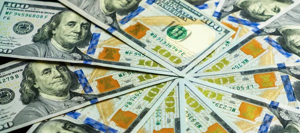 Bir sürü yüz dolarlık banknotların yakın plan çekimi çift daire şeklinde uzanıyor. Bir yığın dolar, para geçmişi..