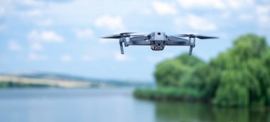 Göl üzerinde kamerayla uçan kuadkopter drone. Yüksek kalite fotoğraf