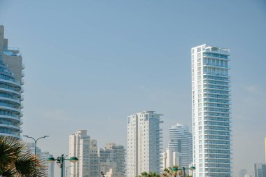 Highway Skyline ve şehir binaları. Gökdelen ve Şehir manzarası