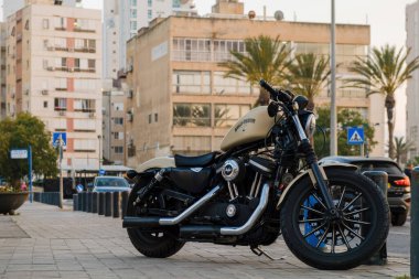 Netanya, İsrail - 16 Mayıs 2023: Siyah motosiklet Harley-Davidson Yoldaki otoparkta.