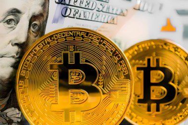 İçinde Benjamin Franklin 'in 100 Amerikan Doları' ndan portresi olan altın bitcoin. Dünya çapındaki kripto para birimi ticari konsepti. İllülasyon kapat
