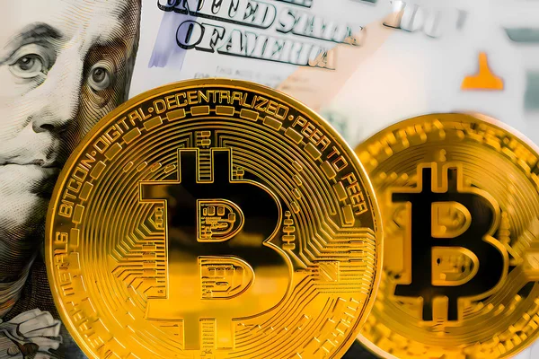 İçinde Benjamin Franklin 'in 100 Amerikan Doları' ndan portresi olan altın bitcoin. Dünya çapındaki kripto para birimi ticari konsepti. İllülasyon kapat