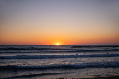 Denizin üzerinde gün doğumu, kumsaldan açık denize ve ufka manzara, yeni bir gün doğuyor. Yeni bir günün deniz manzarası, Denizde gün doğumu