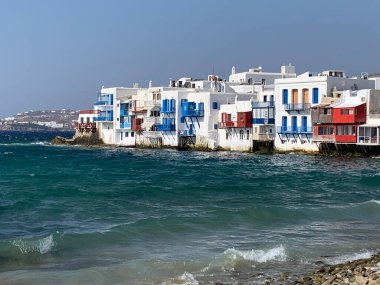 Akdeniz 'in deniz manzarası ve sahili.