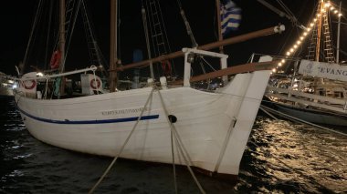 Deniz manzarası ve gece vakti gemi manzarası.