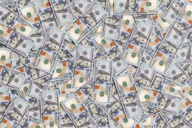 100 dolarlık banknotlar yığını ekranı tamamen doldurdu. Web sitesi tasarımı, web afişi ve slayt gösterisi sunumu için arkaplan ve duvar kağıdı