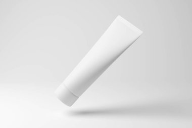 Beyaz arka planda havada süzülen beyaz kozmetik tüp. Cilt bakımı, yüz ürünleri, güzellik ve moda konsepti