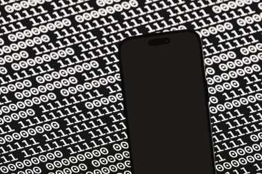 Parlayan beyaz ikili sayıların arka planında boş ekran olan siyah cep telefonu. Teknolojik ve telekomünikasyon ile ilgili konular için bir kopya alanı ve şablon