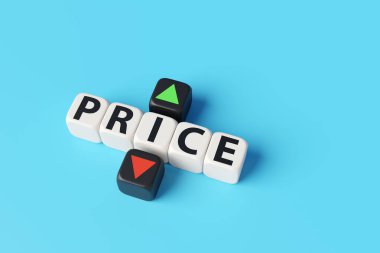 Üst üste dizilmiş beyaz zarlar PRICE ve mavi arka planda yeşil yukarı ok ve kırmızı aşağı ok gösteren iki siyah zar gösteriyor. Enflasyon ve durgunluk kavramının yansıması