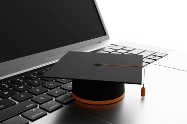 Beyaz arka planda gümüş bir dizüstü bilgisayarda mezuniyet şapkası modeli. Üniversite mezunlarının ve kariyer yollarının iş gücü ve istihdam kavramının yansıması