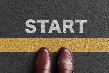 Bir çift kahverengi makosen ayakkabı giyen işadamları, START sözcüğüyle işaretlenmiş asfalt bir yolun sarı çizgisi üzerinde duruyorlar. Yeni bir başlangıç ve başlangıç kavramının tasviri