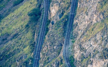 Demiryolu farklı seviyelerde dağı geçiyor. Nariz Del Diablo, Ekvador