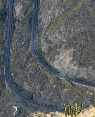 Demiryolu hattı dağdan geçiyor, çeşitli seviyelerde. Şeytanların burnu, Ekvador