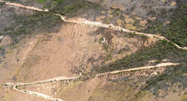 Ekvador 'da zigzag içinde dağdan geçen toprak yol..