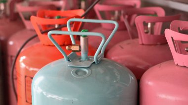 Klima ve havalandırma teknisyenleri için yakın çekim fotoğraf ürünü soğutucu veya freon. Freon R32 R410 R22 R134 ve çok daha fazlası için soğutma için çeşitli klima türleri gerekmektedir..