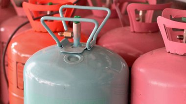 Klima ve havalandırma teknisyenleri için yakın çekim fotoğraf ürünü soğutucu veya freon. Freon R32 R410 R22 R134 ve çok daha fazlası için soğutma için çeşitli klima türleri gerekmektedir..