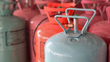 Klima ve havalandırma teknisyenleri için yakın çekim fotoğraf ürünü soğutucu veya freon. Freon R32 R410 R22 R134 ve çok daha fazlası için soğutma için çeşitli klima türleri gerekmektedir..
