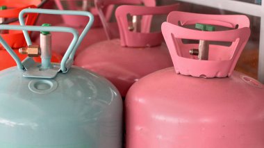 Klima ve havalandırma teknisyenleri için yakın çekim fotoğraf ürünü soğutucu veya freon. Freon R32 R410 R22 R134 ve çok daha fazlası için soğutma için çeşitli klima türleri gerekmektedir..