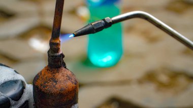 Endüstriyel sistem işçileri bakır boru klima eklemleri ve klima tesisatında bakır tüp büzüşmesi. Klima yoğunlaştırıcı bant sızdırıyor..