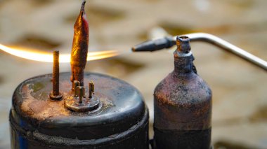 Endüstriyel sistem işçileri bakır boru klima eklemleri ve klima tesisatında bakır tüp büzüşmesi. Klima yoğunlaştırıcı bant sızdırıyor..