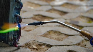 Endüstriyel sistem işçileri bakır boru klima eklemleri ve klima tesisatında bakır tüp büzüşmesi. Klima yoğunlaştırıcı bant sızdırıyor..