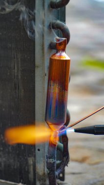 Endüstriyel sistem işçileri bakır boru klima eklemleri ve klima tesisatında bakır tüp büzüşmesi. Klima yoğunlaştırıcı bant sızdırıyor..