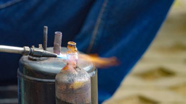 Endüstriyel sistem işçileri bakır boru klima eklemleri ve klima tesisatında bakır tüp büzüşmesi. Klima yoğunlaştırıcı bant sızdırıyor..