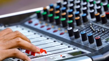 Kayıt, müzik üretimi, yayın arkaplanı için ses mikseri üzerinde çalışan fotoğraf kapama ses mühendisi.