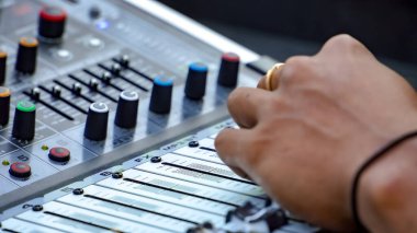 Kayıt, müzik üretimi, yayın arkaplanı için ses mikseri üzerinde çalışan fotoğraf kapama ses mühendisi.
