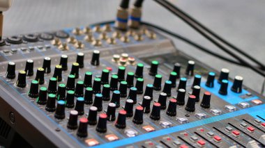 Kayıt, müzik üretimi, yayın arkaplanı için ses mikseri üzerinde çalışan fotoğraf kapama ses mühendisi.