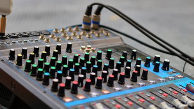 Kayıt, müzik üretimi, yayın arkaplanı için ses mikseri üzerinde çalışan fotoğraf kapama ses mühendisi.