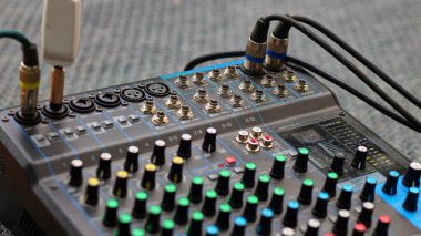 Kayıt, müzik üretimi, yayın arkaplanı için ses mikseri üzerinde çalışan fotoğraf kapama ses mühendisi.