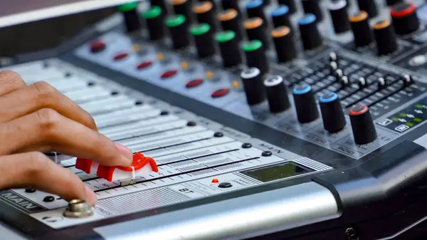 Kayıt, müzik üretimi, yayın arkaplanı için ses mikseri üzerinde çalışan fotoğraf kapama ses mühendisi.
