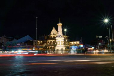 Yogyakarta, Endonezya - 19 Kasım 2023: Iconic Landmark Tugu Jogja, Yogyakarta şehri. Tugu Yogyakarta Mangkubumi Caddesi ile Sudirman Caddesi arasındaki kavşağın ortasında..